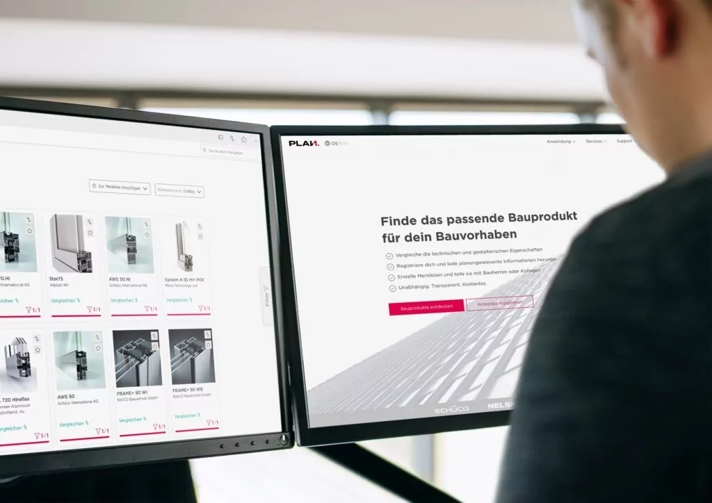Die Plan.One-Plattform am Arbeitsplatz: auf einem Bildschirm die Produktsuche mit den Treffern, auf dem zweiten die Startseite des Marktplatzes